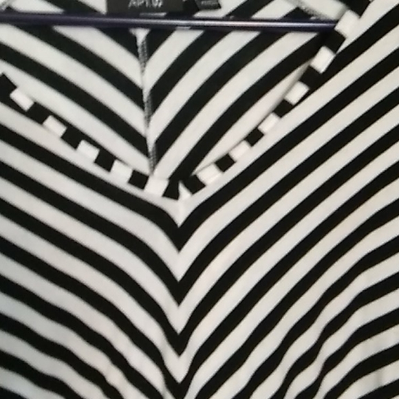 Very cute top.  Dress it up or down. Pair with leg - Picture 3 of 3